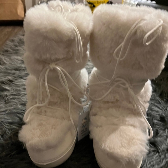 Hello Kitty faux fur moon boots. New - Picture 5 of 8
